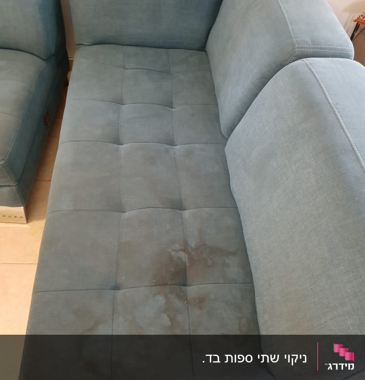 ספה כחולה עם כתמים כהים על המושב